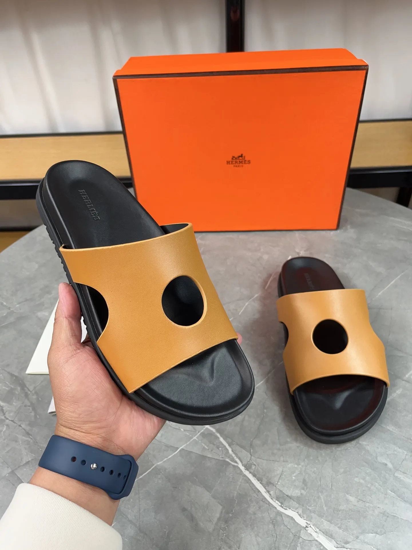 p400🐮🐮H family classic (couple style) Hermes Hermes spring and summer sandals series! Classic style, always popular slippers - sandals, great with any combination! ! ! Upper: imported PU inner lining: imported mixed sheepskin Outsole: Tpu non-slip and wear-resistant outsole Female size: 35-40 (customized at 41) Male size: 39-45 (customized at 39.45)